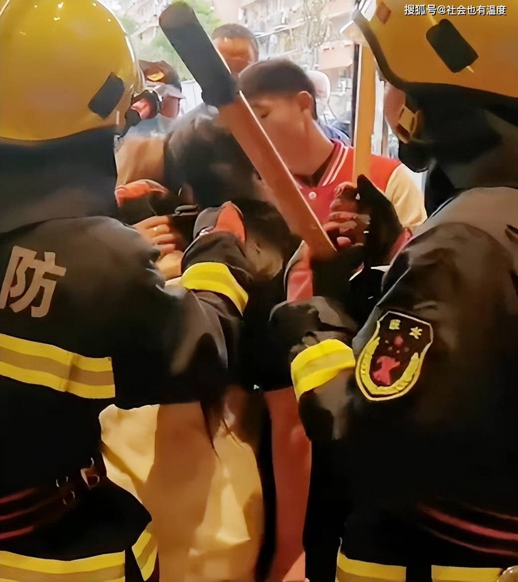 华为手机照相后打不开
:两女子醉酒后用铁链锁脖，打不开求助消防员，厕所都被她们堵住了