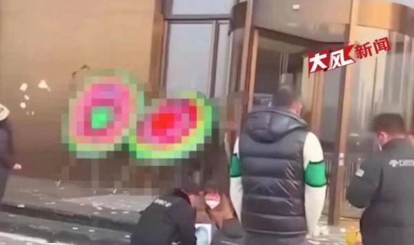 华为荣耀7带手机膜吗
:14岁女孩疑遭3男子强迫吸笑气身亡？嫌疑人到案，家属回应