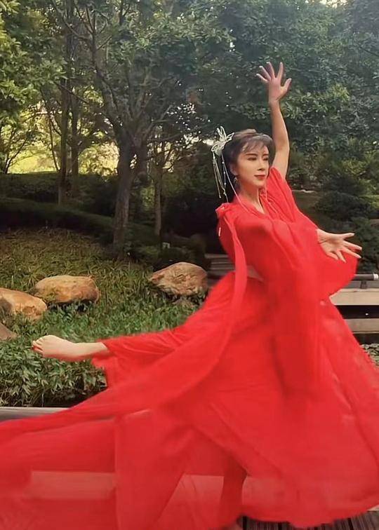微美颜苹果版怎么下载安装:47岁金巧巧大变样，脸部奇怪变男相，网友：整容尽头是蔡明