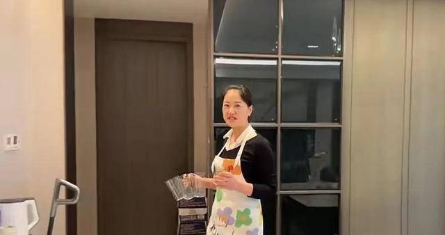 播放小苹果阿姨版
:全网最令人羡慕的保姆安静阿姨，爆火后被雇主辞退，网友：她活该
