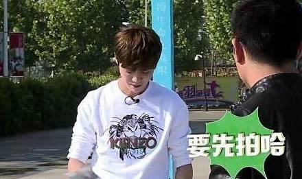 苹果丽黑加粗版
:请各位黑粉不要再吐槽鹿晗了，他不仅是小鲜肉，而且还会切土豆丝
