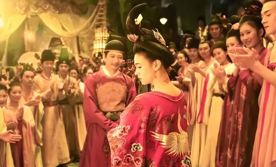 六宫粉黛苹果版
:杨玉环究竟有多美？白居易：回眸一笑百媚生，六宫粉黛无颜色
