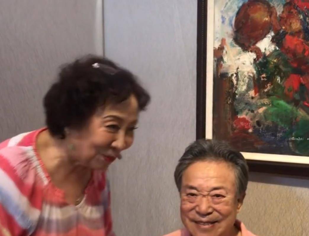 李光羲版小苹果:加起来近200岁！老艺术家李光羲茅迪芳罕同框，头发乌黑精神好