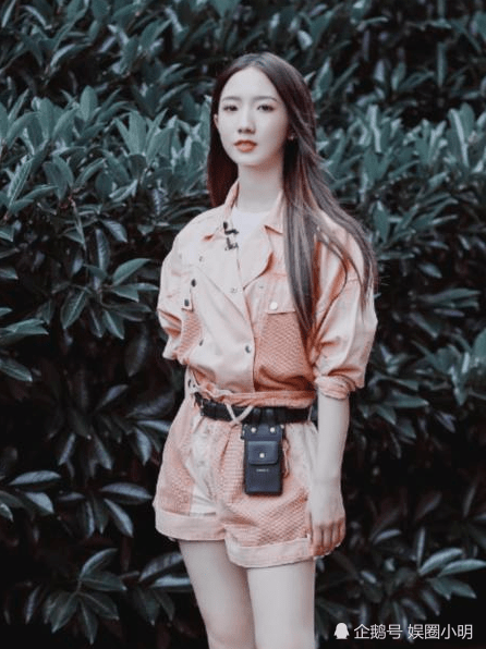 明日之战韩国版下载苹果:孟美岐到底有多拼？其他导师都坐着，她却穿高跟鞋足足站了5小时