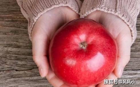 苹果的公开版和:爱吃苹果的要注意了，苹果营养丰富，但和“它”一起吃有害身体！