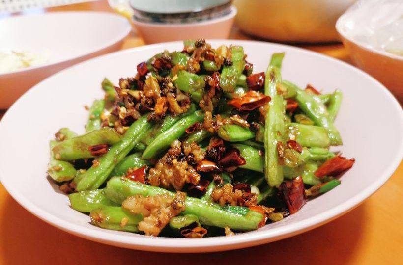 小虎爱吃鸡苹果版:第一次尝试做四川版的肉沫干煸四季豆，十分的成功