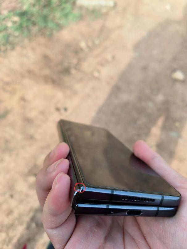 折叠手机:三星Fold4折叠手机因外壳磕碰被拒保修，澎湃介入后双方达成一致-第3张图片-亚星国际官网