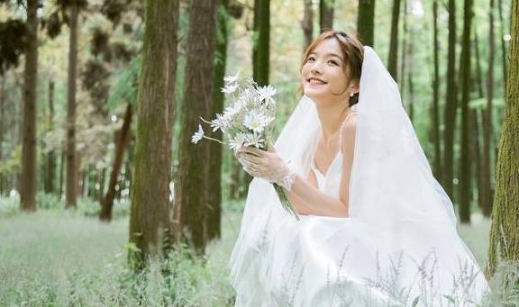 手机图纸:公司里最不合群的那个女孩，为什么会被几个老板相中当儿媳妇？