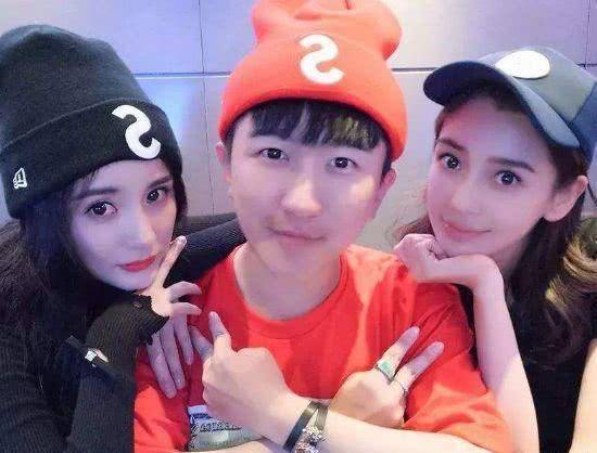 杨幂打手机:被嫌弃了？张大大3人拍合照给baby庆生，却被杨幂故意打码
