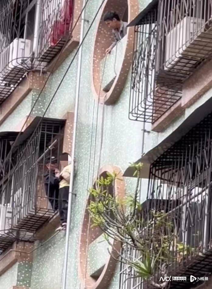 360手机防盗:男孩被困高楼外墙，空调师傅化身“蜘蛛侠”破窗营救