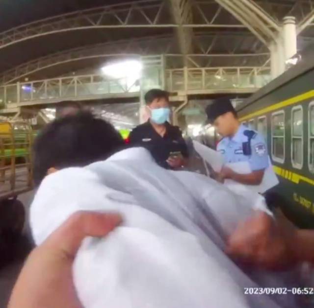 手机qq空间下载:男子3次摸邻座女子被老婆狂扇耳光，涉事人：看她年轻漂亮，冲动了；警方回应：已采取刑事强制措施