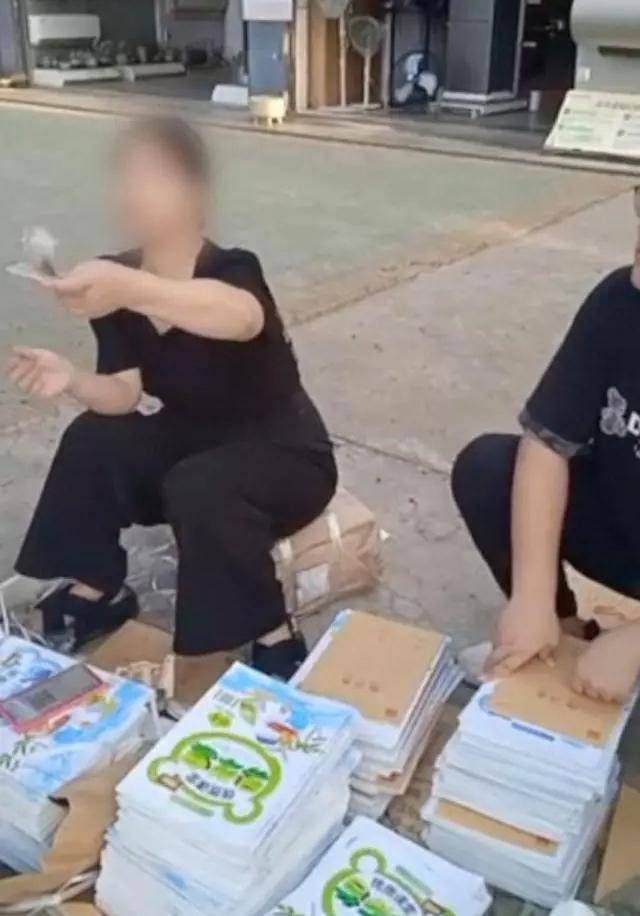 格式工厂安卓高级版5.0:湖北石首一小学指定路边摊买教辅，当地回应：新华书店摆的摊