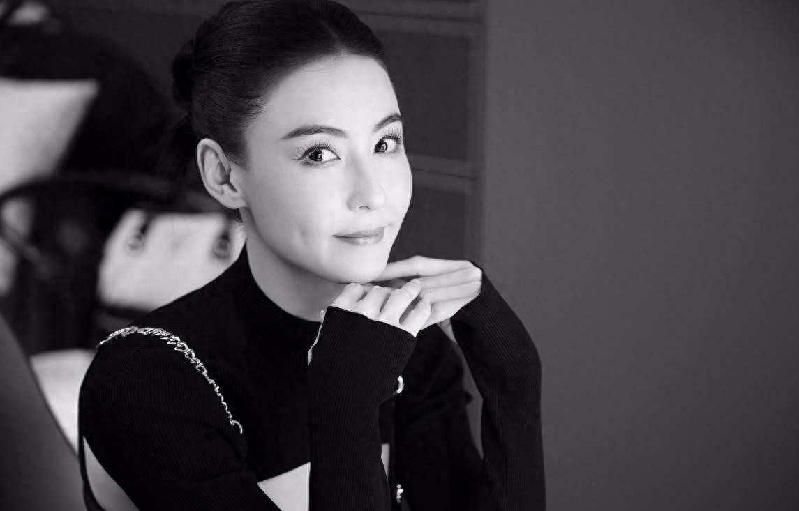张柏芝突然宣布改名，王菲在上海顺利产女，谢霆锋紧急改遗嘱？