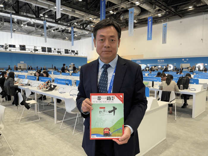 特刊亮相新闻中心，外国记者为何忍不住高唱《成都》？-第6张图片-亚星国际官网