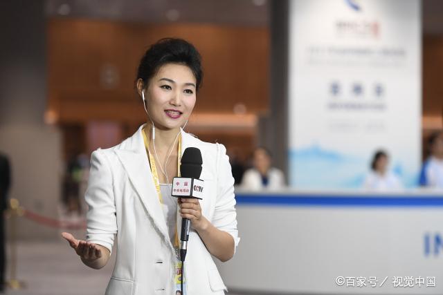新闻主持人不玩手机吗晚间新闻主持人彭坤去哪了
