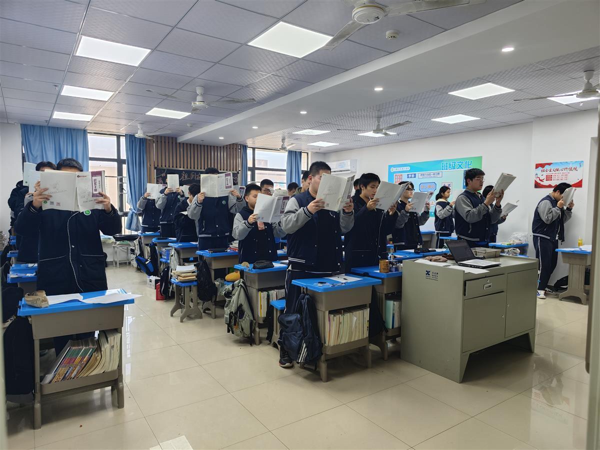 砸手机学校上新闻学校新闻发言人回应范例-第2张图片-亚星国际官网